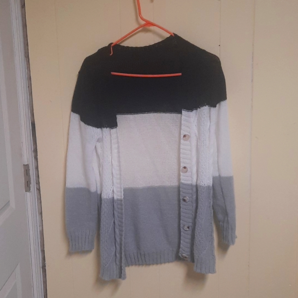 Cardigan shein brand size medium the colors ate black white and gray